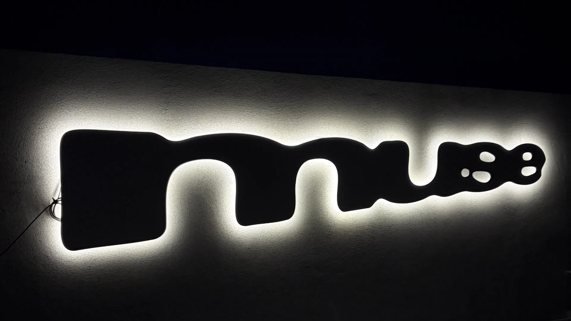 Sala MUSE Dance Studio z podświetlanym logo